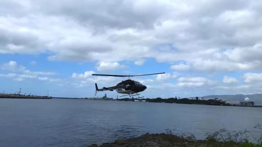 [VIDEO] Helicóptero se estrella contra las aguas de Pearl Harbor