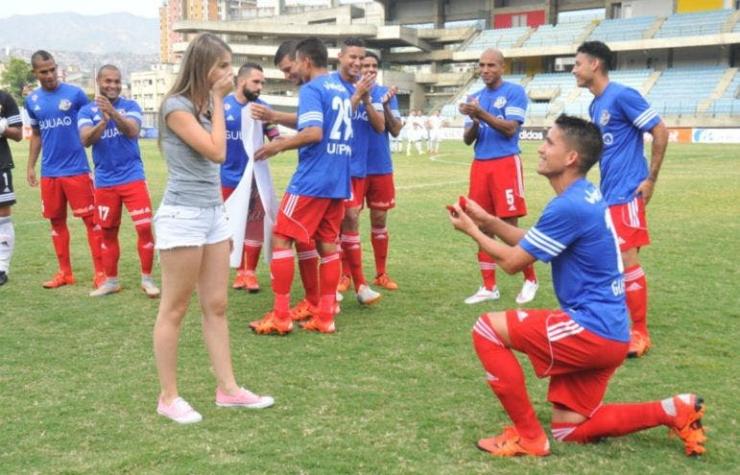 Futbolista venezolano sorprende a su novia y le pide matrimonio antes de un partido