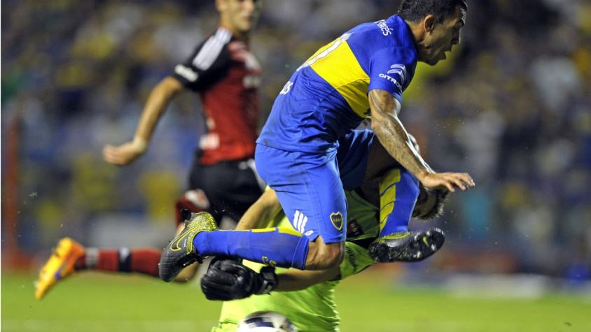 [VIDEO] Carlos Tevez le provoca fractura de mandíbula a arquero de Newell's