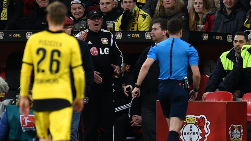[VIDEO] ¿"Amurrado"? Árbitro alemán abandona la cancha en duelo de la Bundesliga