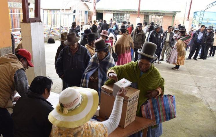 Bolivianos realizan plantón frente a recinto electoral ante temor de fraude
