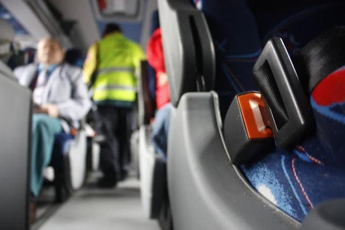 Las multas que arriesgan los pasajeros de buses y taxis por no usar cinturón de seguridad
