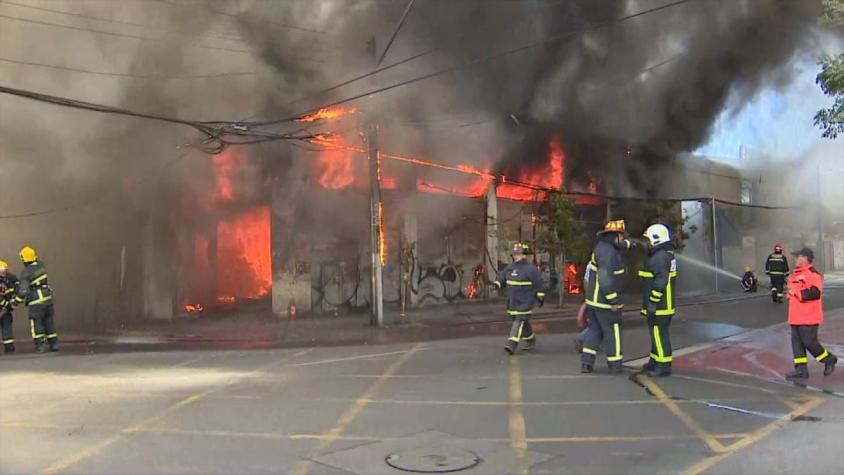 Incendio afecta a local de productos inflamables en Santiago centro