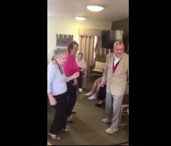 [VIDEO] Abuelos dan cátedra sobre cómo se debe bailar la música de Elvis Presley