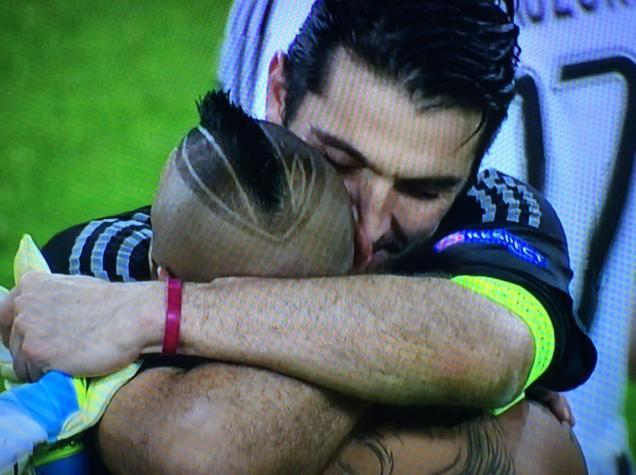 [VIDEO] Así fue el abrazo entre Vidal y Buffon tras el partido de Champions