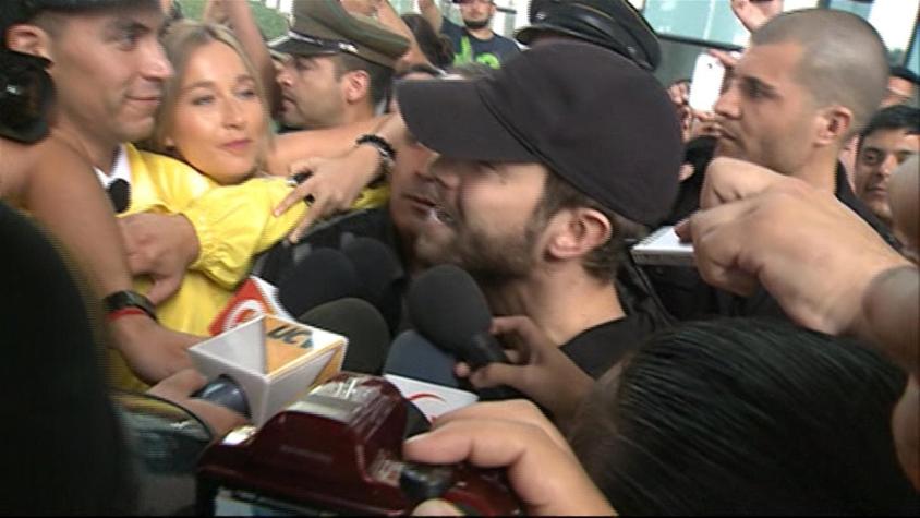 [VIDEO] Pablo Alborán llega a Chile y le canta a sus fanáticos desde el aeropuerto