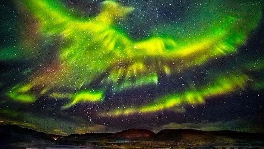 La impresionante fotografía de una aurora boreal con forma de "ave fénix"
