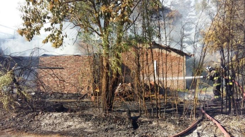 Se declara Alerta Roja para la comuna de Pirque por incendio forestal que consume cuatro viviendas