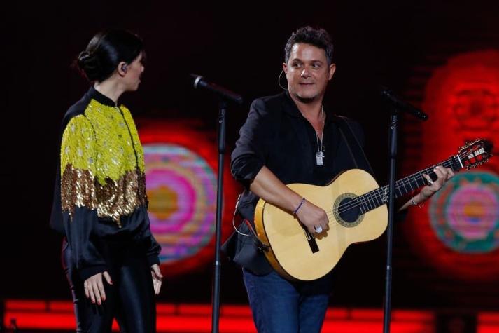 Javiera Mena enfrenta complejo momento al cantar a dúo con Alejandro Sanz