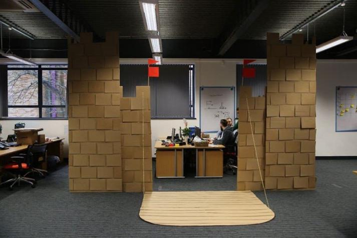 Castillo de cartón sorprende a trabajadores de una oficina