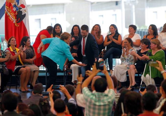 [VIDEO] Bachelet baila con Orrego en actividad de entrega de viviendas sociales