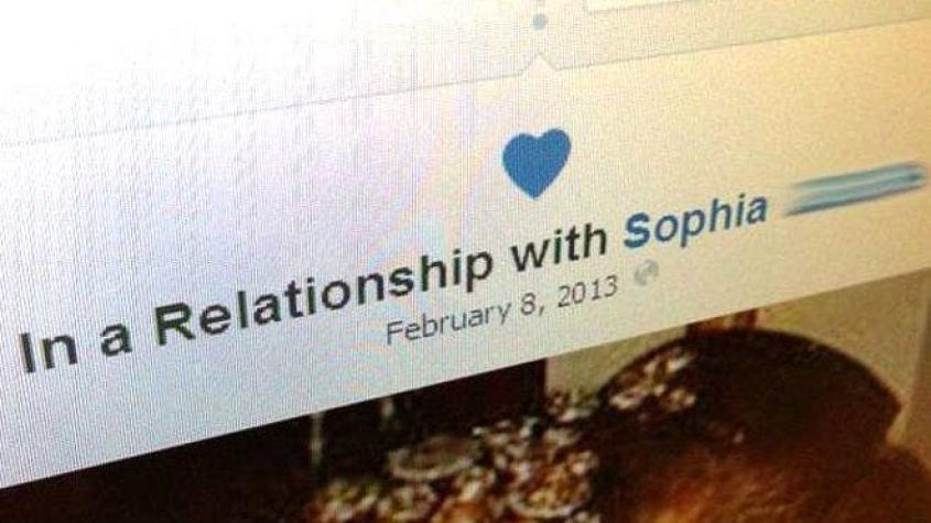 Las razones de quienes contratan parejas virtuales para una relación de Facebook y SMS