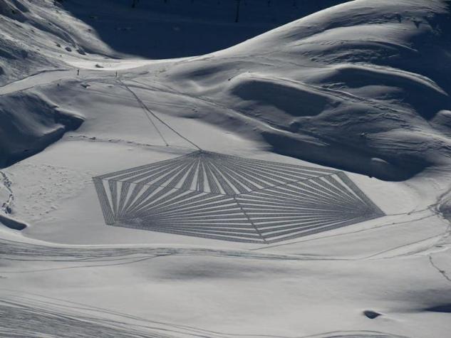 Artista crea gigantes figuras geométricas caminando sobre la nieve