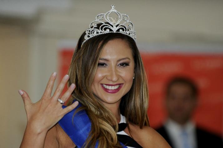 Nicole "Luli" Moreno luce radiante en ceremonia que la coronó como reina del Festival