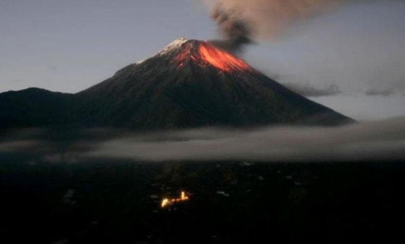 Autoridades de Ecuador declaran alerta naranja por actividad de volcán Tungurahua
