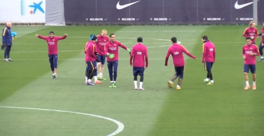 [VIDEO] La broma de Claudio Bravo a Javier Mascherano en práctica de FC Barcelona