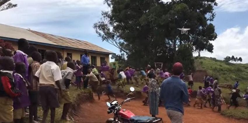[VIDEO] Esta es la reacción de un grupo de niños africanos al ver un dron por primera vez
