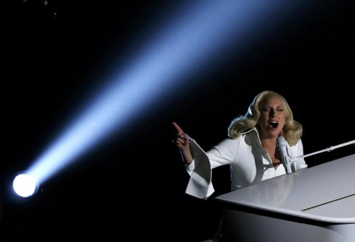 [VIDEO] Lady Gaga estremece ceremonia de los Oscar cantando contra el abuso sexual