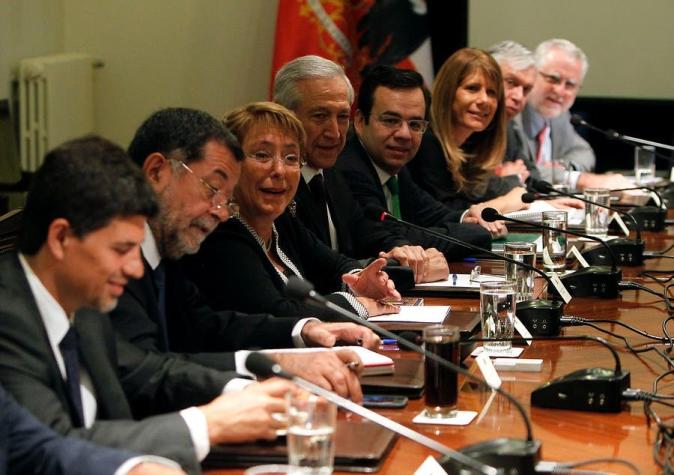 Presidenta Bachelet llega a La Moneda para encabezar consejo de gabinete