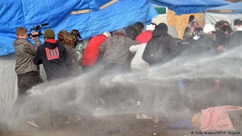 Comienza desalojo del campo de refugiados de Calais