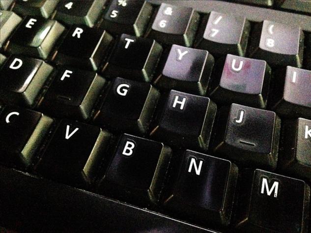 La razón por la que las letras F y J tienen una raya en el teclado