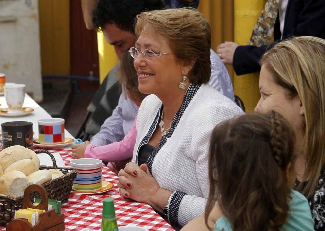 Bachelet entrega "Bono Marzo" y aclara que ajuste fiscal no tendrá "impacto en las familias"