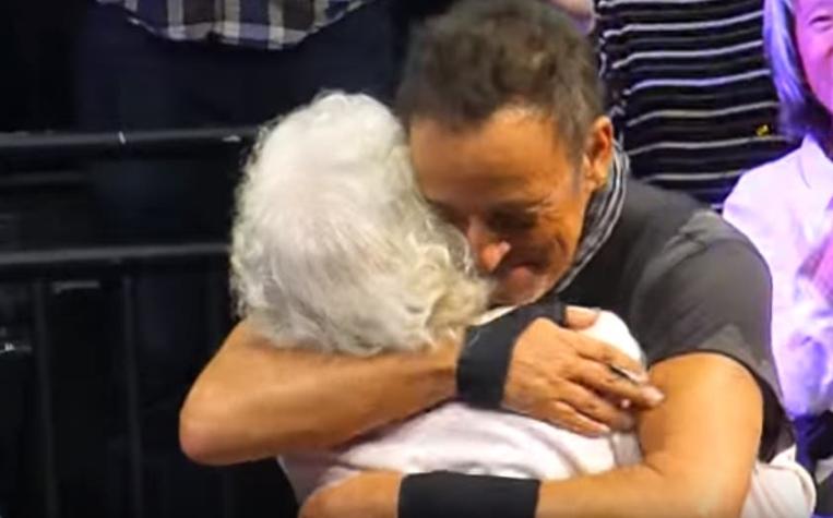 Springsteen baila "Dancing in the dark" con una fan de 91 años