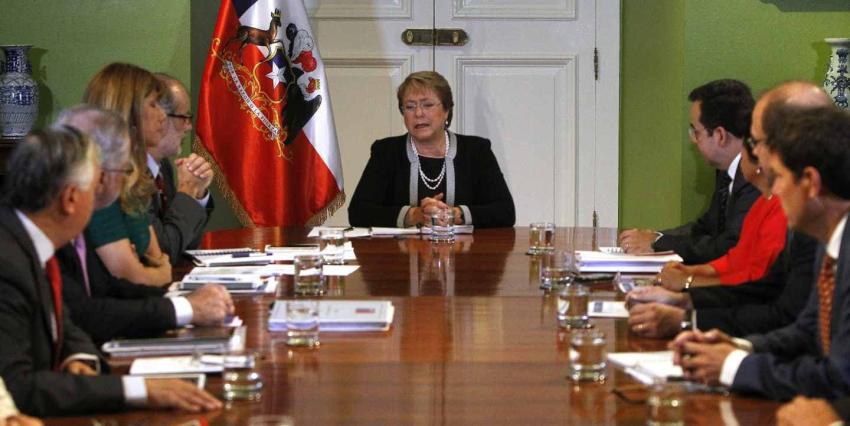 Bachelet se reúne con ministros del área económica para discutir sobre crecimiento