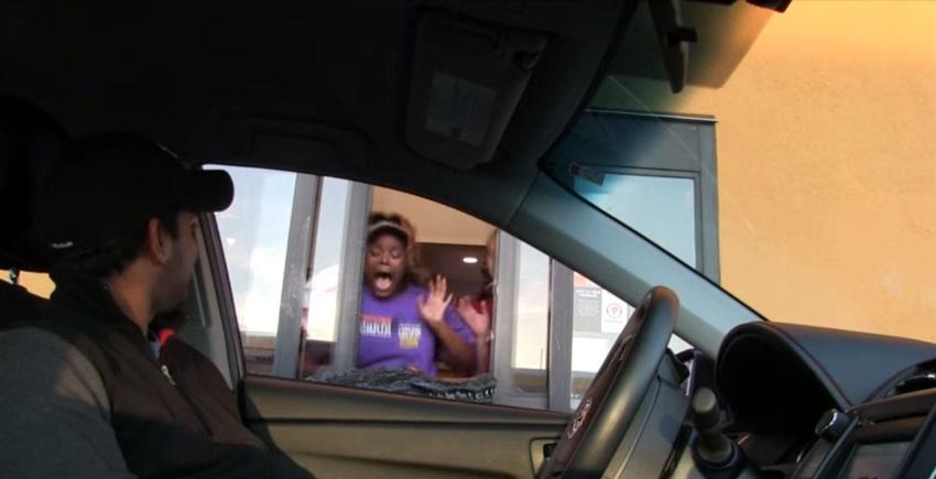 [VIDEO] Falso cocodrilo asusta a empleados de locales de comida rápida