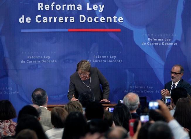 Bachelet promulga ley de Carrera Docente: “Es un enorme paso para la calidad de la educación”