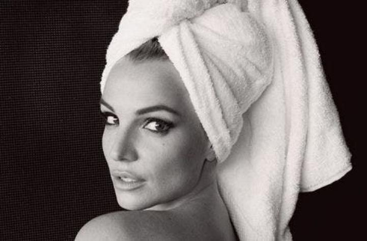 Britney Spears posa en toalla para reconocido fotógrafo y aumenta rumores de cirugía