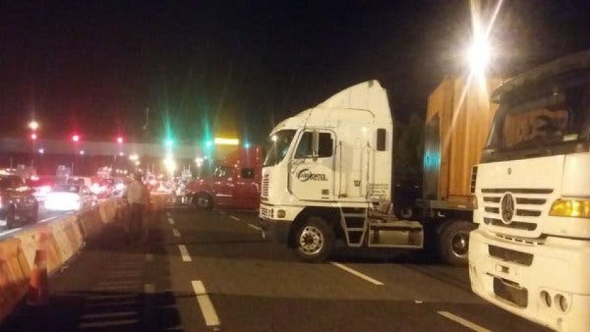Camioneros bloquean peaje en Melipilla