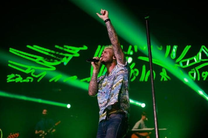 Adam Levine desata la locura de las fans en el show más multitudinario de Maroon 5 en Chile