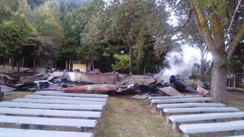 Encapuchados incendiaron iglesia jesuita y casa de retiro en La Araucanía
