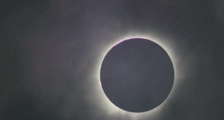 [VIDEO] Así fue el eclipse total de Sol que oscureció gran parte de Indonesia