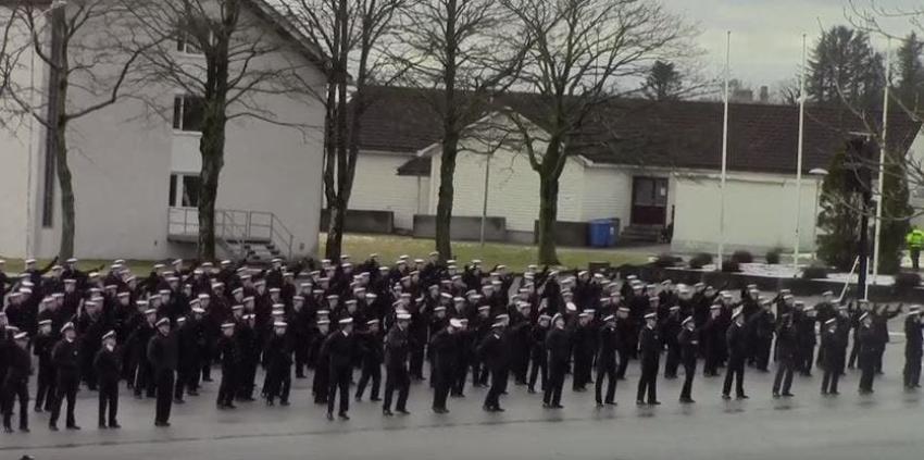 [VIDEO] La Marina noruega hace un flashmob al ritmo de "Uptown Funk" en su graduación