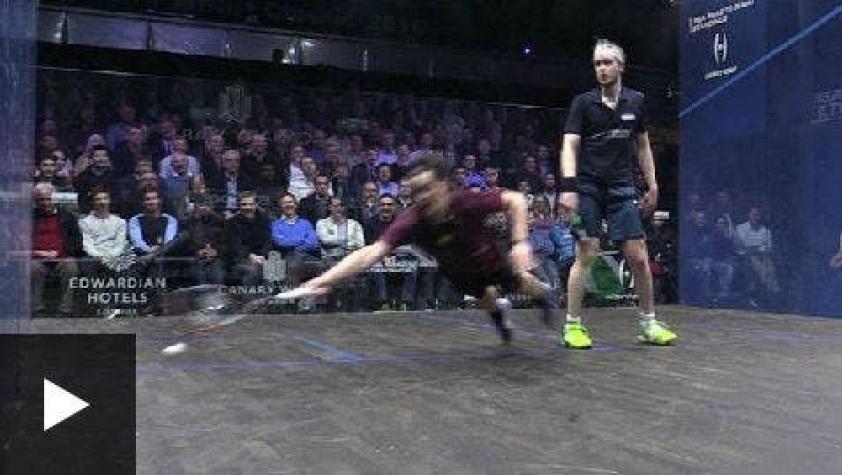 [VIDEO] El increíble punto de squash ganado por un jugador que parecía de goma