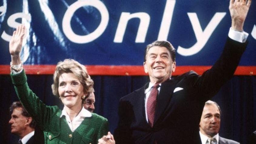 El controvertido legado de Nancy Reagan que puso en aprietos a Hillary Clinton