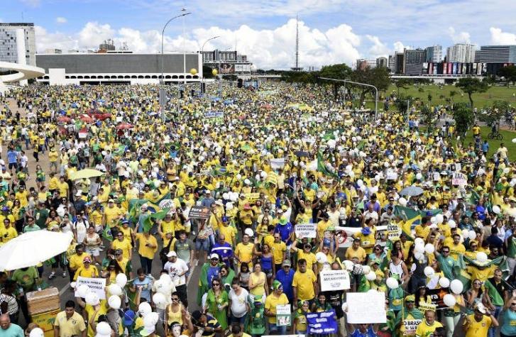 Miles de brasileños salen a las calles para pedir la destitución