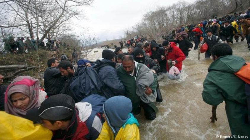 Cientos de inmigrantes intentan cruzar a Macedonia