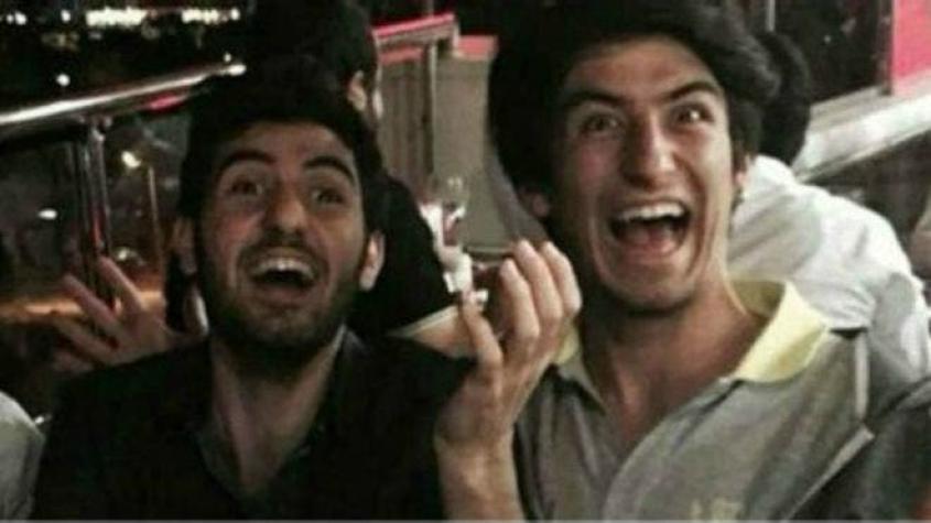 La trágica historia detrás de una foto de dos amigos que conmueve a Turquía
