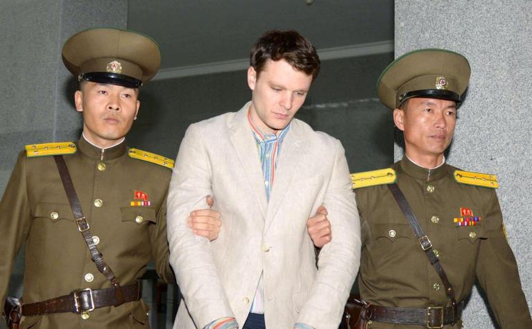Condenan a un estudiante estadounidense en Corea del Norte a 15 años de trabajos forzosos