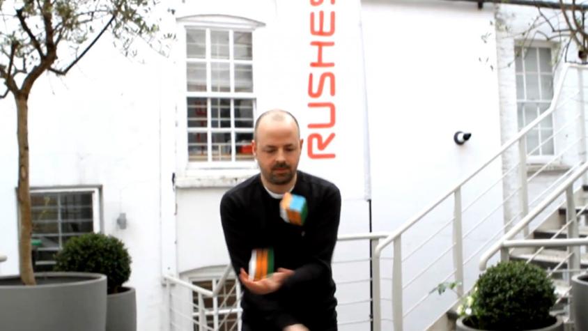 [VIDEO] Mira a este hombre resolver 3 cubos Rubik mientras haces malabares en 20 segundos