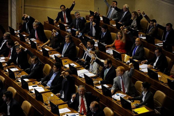 Oficialismo propone bajar asignaciones parlamentarias para costear alza de diputados