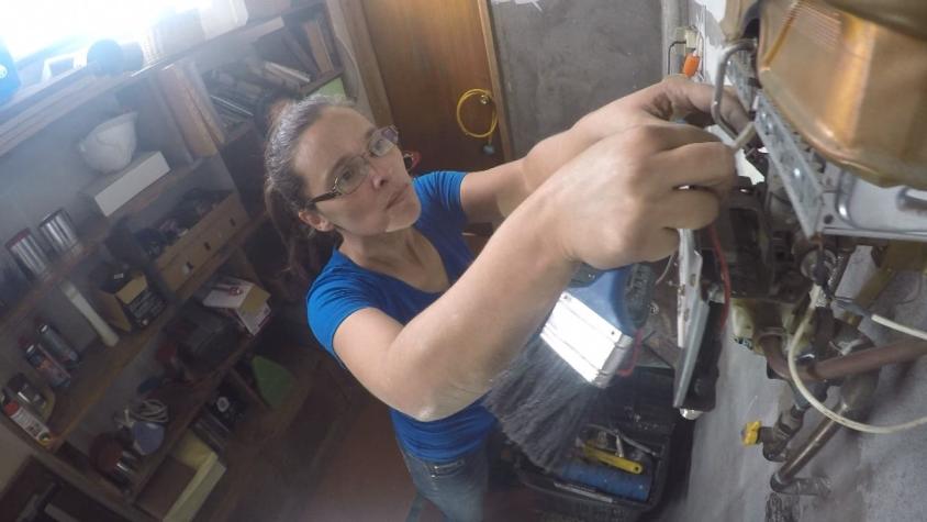 Esta es la historia de la primera profesora mujer de gasfitería en Chile