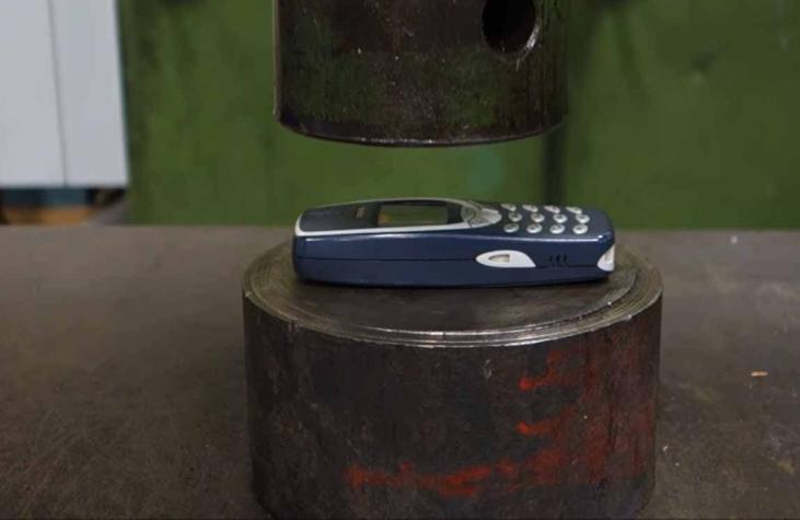 [VIDEO] Esto pasa cuando enfrentas tu clásico celular Nokia a una prensa hidráulica