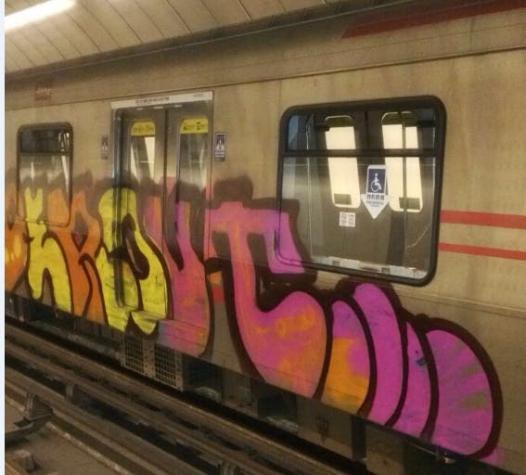 Cuatro detenidos por grafitis en vagón del Metro