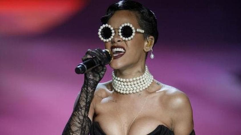 La increíble voz de un fanático que sorprendió a Rihanna en pleno concierto