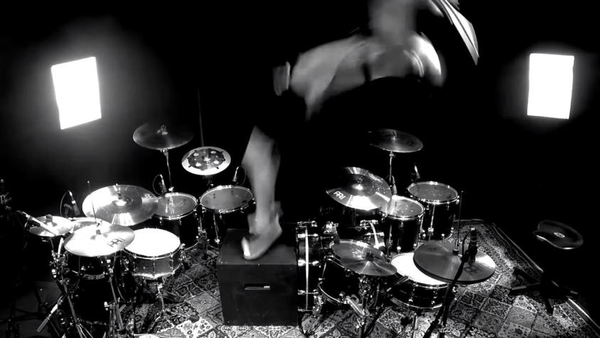 [VIDEO] El increíble mortal hacia atrás de este baterista en pleno solo