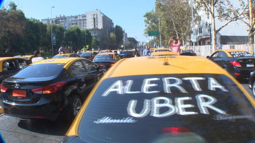 Taxistas protestaron en masiva caravana contra Uber y Cabify